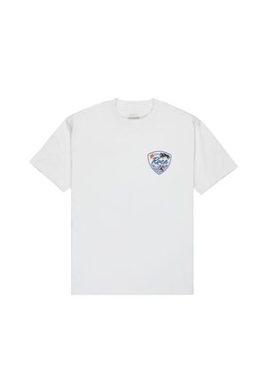 Weißes Baumwoll-T-Shirt mit kurzen Ärmeln, mit einem blauen und orangefarbenen grafischen Logo in Form eines Schildes auf der linken Brust. Glatte Textur.