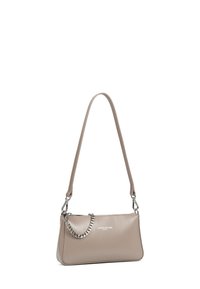 Borsa in pelle beige con una texture liscia, dotata di una tracolla removibile e un accento in catena argentata. Logo impresso sul davanti.