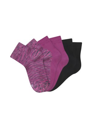 Drei Paar Knöchelsocken in gemustertem Rosa, einfarbigem Lila und einfarbigem Schwarz, überlappend auf einem weißen Hintergrund angeordnet.