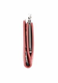Cartera de cuero rosa plegada, mostrando el cierre de metal y los bordes, aislada sobre un fondo blanco.