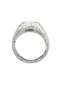 Ezüst gyűrű, textúrált felülettel, hatszögletű felső résszel és sima belső résszel. A gyűrű szegélyén enyhén kiemelkedő mintázattal rendelkezik.