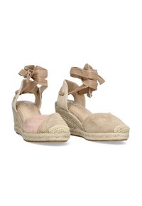 Alpargatas con cuña en ante beige y rosa, con lazos de cinta en el tobillo y suelas envueltas en yute. Punta redondeada y diseño de parte superior texturizado.