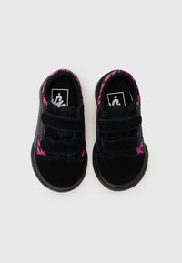 Chaussures en suede noir avec des accents roses, dotées d'un design à strap Velcro, d'un bout arrondi et de semelles en caoutchouc, idéales pour un usage décontracté.