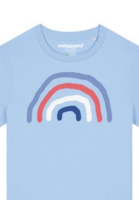 T-shirt en coton bleu clair avec un graphique de arc-en-ciel multicolore en rouge, blanc, bleu et violet, avec un col rond.