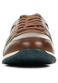 Zapatillas de cuero marrón con puntera redonda, cordones marrones planos y una suela de goma azul con un patrón texturizado. Detalles visibles en el lateral.