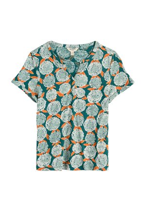 Camiseta de manga corta color verde azulado con un gran patrón floral de color azul claro y hojas naranjas, escote en V y ajuste cómodo.