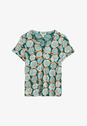 Camiseta de manga corta color verde azulado con un gran patrón floral de color azul claro y hojas naranjas, escote en V y ajuste cómodo.