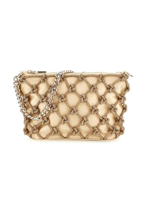 Geantă rectangulare bej cu suprapunere de plasă texturată cu noduri și curea din lanț argintiu, închidere superioară cu fermoar, pe fundal alb.