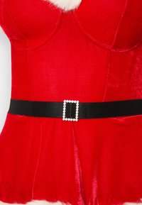 Rød fløjlskjole med en tætsiddende barm, hvid pelskant og et sort satinbælte med en firkantet rhinestonespænde. Glat tekstur, legende design.