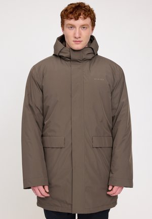 Braune isolierte Parka mit hohem Kragen, großen Fronttaschen und Kapuze. Glatte Textur mit minimalem Branding auf der Brust.