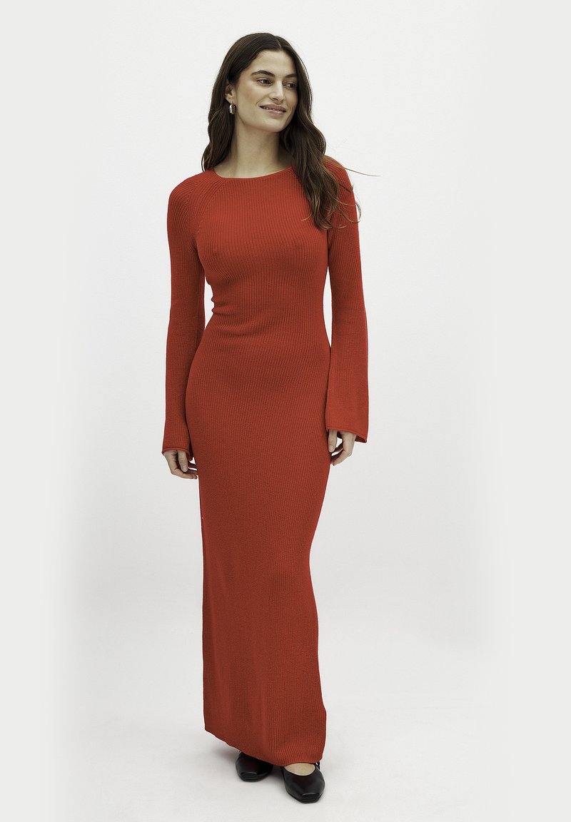 NA-KD - OPEN BACK DETAIL - Svetríkové šaty - red, Zväčšiť