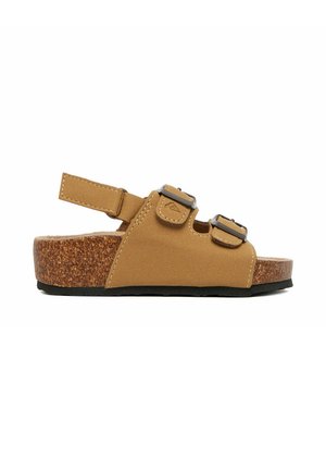 Brun sandal med åben tå, kork kilehæl, to justerbare spænder øverst og en justerbar hælstrop.