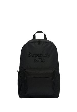 Sort rygsæk med top lynlås, frontlomme, sidelomme og præget "Superdry & Co" logo på forsiden.
