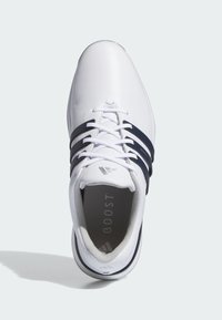 Bílé sportovní boty s hladkým koženým svrškem a námořnickými pruhy, s tkaničkovým uzavíráním a polstrovanou stélkou označenou "BOOST". Klasický kulatý design špičky.