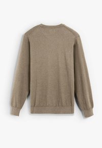 Suéter marrón de punto con mangas largas, puños acanalados y cuello redondo. Textura suave, diseño simple y sin patrones o acentos visibles.