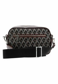 Borsa a tracolla geometrica marrone e beige con tasca con zip e tracolla nera regolabile con fibbia argentata.