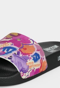 Μαύρο πλατφόρμα σαγιονάρα με υφασμένο πέλμα και ζωντανό πολύχρωμο λουλουδάτο λουρί με το κείμενο "Love Moschino".