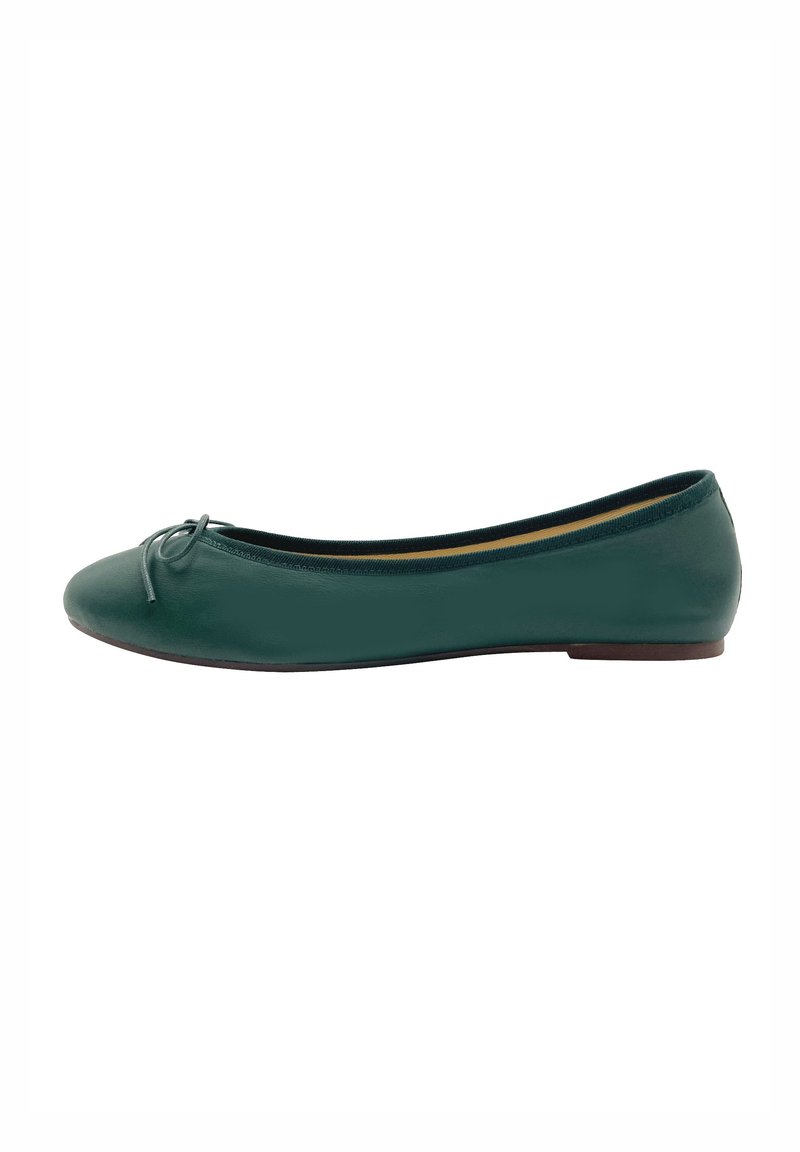 Grüne Leder-Ballettschuhe mit runder Zehenpartie, einem kleinen Schleifchen vorne und einer niedrigen braunen Gummisohle. Glatte Textur und minimales Design.