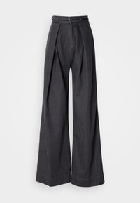 Pantalones vaqueros de pierna ancha en negro con una cintura alta, con pliegues frontales y un cierre clásico de cremallera. Textura nítida y suave con un acabado limpio.