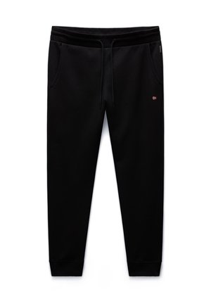 Sorte joggebukser laget av myk stoff, med elastisk midjebånd med snøring, sidelommer og ribbede mansjetter. Liten logo detaljer foran.