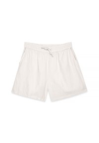 Witte linnen shorts met een elastische tailleband, een trekkoord voor aanpassing en zijzakken. Glad textuur en een ontspannen pasvorm.