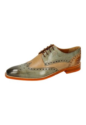 Lederschuh mit zweifarbigen Design in Grün und Tan, durchbrochenen Akzenten, Wingtip-Details und braunem Schnürverschluss.