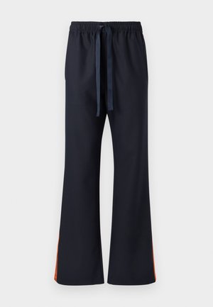 Pantalon bleu marine à jambes larges, avec une taille élastique et un cordon de serrage. Un accent orange longe la couture latérale.