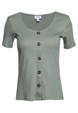 Zielony top z aksamitu szałwii z krótkim rękawem, dekoltem w łódkę i pięcioma ciemnymi guzikami z przodu na środku.