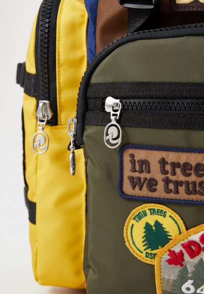 Dsquared2 INVICTA X DSQUARED2 UNISEX - Cartable d'école - red/tobacco/yellow