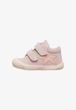 Scarpine per bambini in camoscio rosa chiaro con due cinturini in velcro, un accento a forma di stella rosa metallica, suola in gomma e punta strutturata.