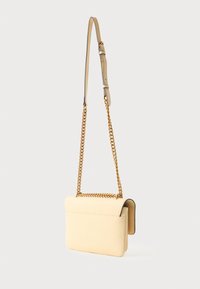 Žltá textúrovaná kožená crossbody taška s reťazou a koženým nastaviteľným popruhom, mäkké uzatvorenie na klapku a jemný embosovaný detail loga.