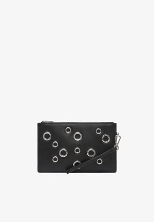 Pochette rectangulaire noire pour poignet, ornée de détails en œillets métalliques argentés de différentes tailles et dotée d'une bandoulière amovible, sur fond blanc.