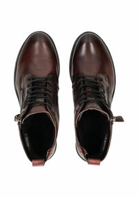Botas de tobillo de cuero marrón con punta redonda, cordones negros, cremalleras laterales y pequeño tacón. Textura suave con un ligero brillo.