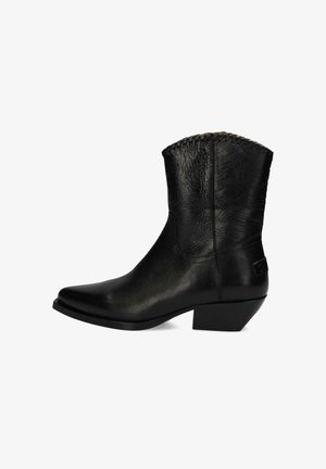 Czarne skórzane botki za kostkę z ostrym noskiem, teksturowaną cholewą, słupkowym obcasem i plecionymi detalami na górnej krawędzi.