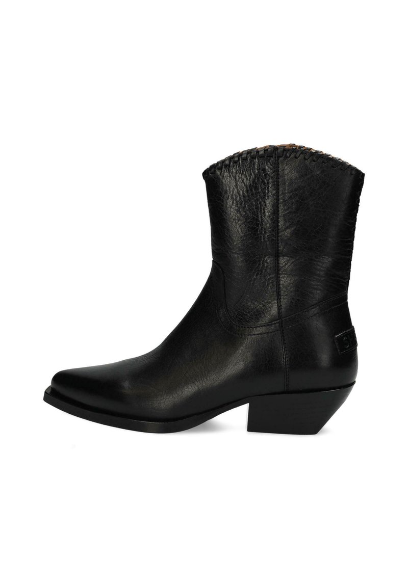 Botas de cuero negras hasta el tobillo con punta puntiaguda, parte superior texturizada, tacón apilado y detalles trenzados en el borde superior.