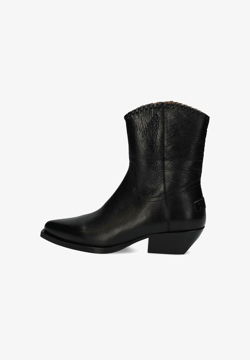 Botas de cuero negras hasta el tobillo con punta puntiaguda, parte superior texturizada, tacón apilado y detalles trenzados en el borde superior.