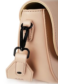 Světle růžová, texturovaná kožená taška s černým kovovým klipem a trojúhelníkovou koženou visačkou s detailem prošívání. Měkký, zaoblený design.