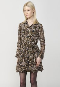 Zwarte paisleyprint jurk met lange mouwen, kraag en gathered taille. Kenmerkt kleurrijke accenten in blauw en paars. Uitlopende zoom.