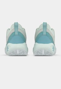 Ανοιχτό μπλε και γκρι αθλητικά παπούτσια με υφασμένο πλεκτό πάνω μέρος, πίσω λουράκι για έλξη και λευκές καουτσούκ σόλες με περίπλοκα σχέδια πέλματος.