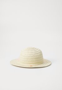 Halmans solhatt med rund krone og bred, flat brem. Har en naturlig farge med subtile oransje accenter og en strukturert veving.