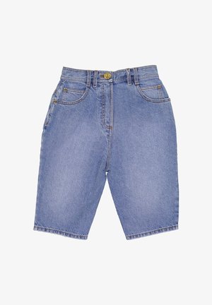 Short en jean bleu clair longueur genou avec poches avant, passants de ceinture et fermeture par bouton.