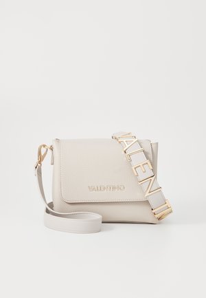 Beige læder crossbody taske med struktureret overflade, fold-over låg, logo i guldfarve og justerbar rem med bogstavsaksenter.