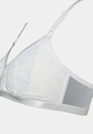 Sutiã branco de renda com um padrão floral, apresentando uma faixa de cetim lisa, alças ajustáveis e um detalhe em malha nas costas para maior conforto.