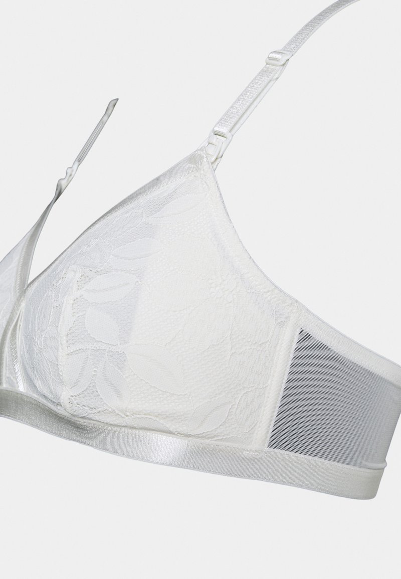 Sutiã branco de renda com um padrão floral, apresentando uma faixa de cetim lisa, alças ajustáveis e um detalhe em malha nas costas para maior conforto.