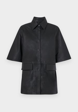 Czarna skórzana, oversize'owa kurtka koszulowa z kołnierzykiem, krótkimi rękawami, zapięciem na guziki z przodu oraz dwiema przednimi kieszeniami naszytymi. Gładka faktura.