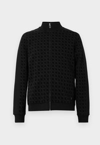 Zwarte zip-up jas met reliëfpatroon, hoge kraag en manchetten. Kenmerkt zijsstrijkaccenten op de mouwen voor extra textuur.