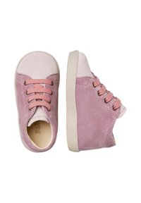 Sneaker in suede rosa con punta di colore rosa chiaro, lacci rotondi e superficie texturizzata. Suola in gomma, design low-top e dettagli di cucitura semplici.