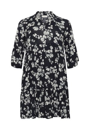 Blommig klänning med svart marinbakgrund, vita blommor, v-ringning, trekvartsärmar och flikig volangkant. Lättviktsmaterial.