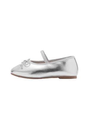 Ballerina in metallo argentato con punta arrotondata, cinturino elastico e fiocco decorativo sulla parte anteriore. Suola piatta, texture liscia e design semplice.