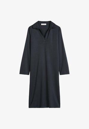 Czarna sukienka na długi rękaw z kołnierzykiem i dekoltem w kształcie litery V, do kolan, wykonana z gładkiej tkaniny.